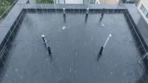 ile rur spustowych na m2 dachu płaskiego