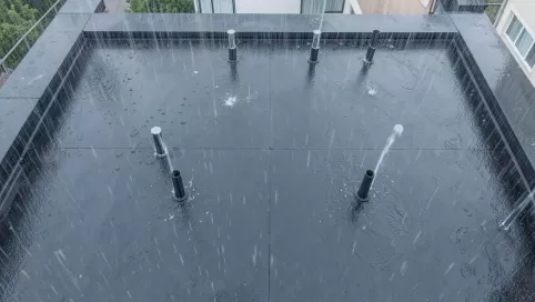 ile rur spustowych na m2 dachu płaskiego