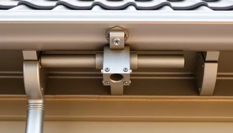 Jak łączyć rynny metalowe